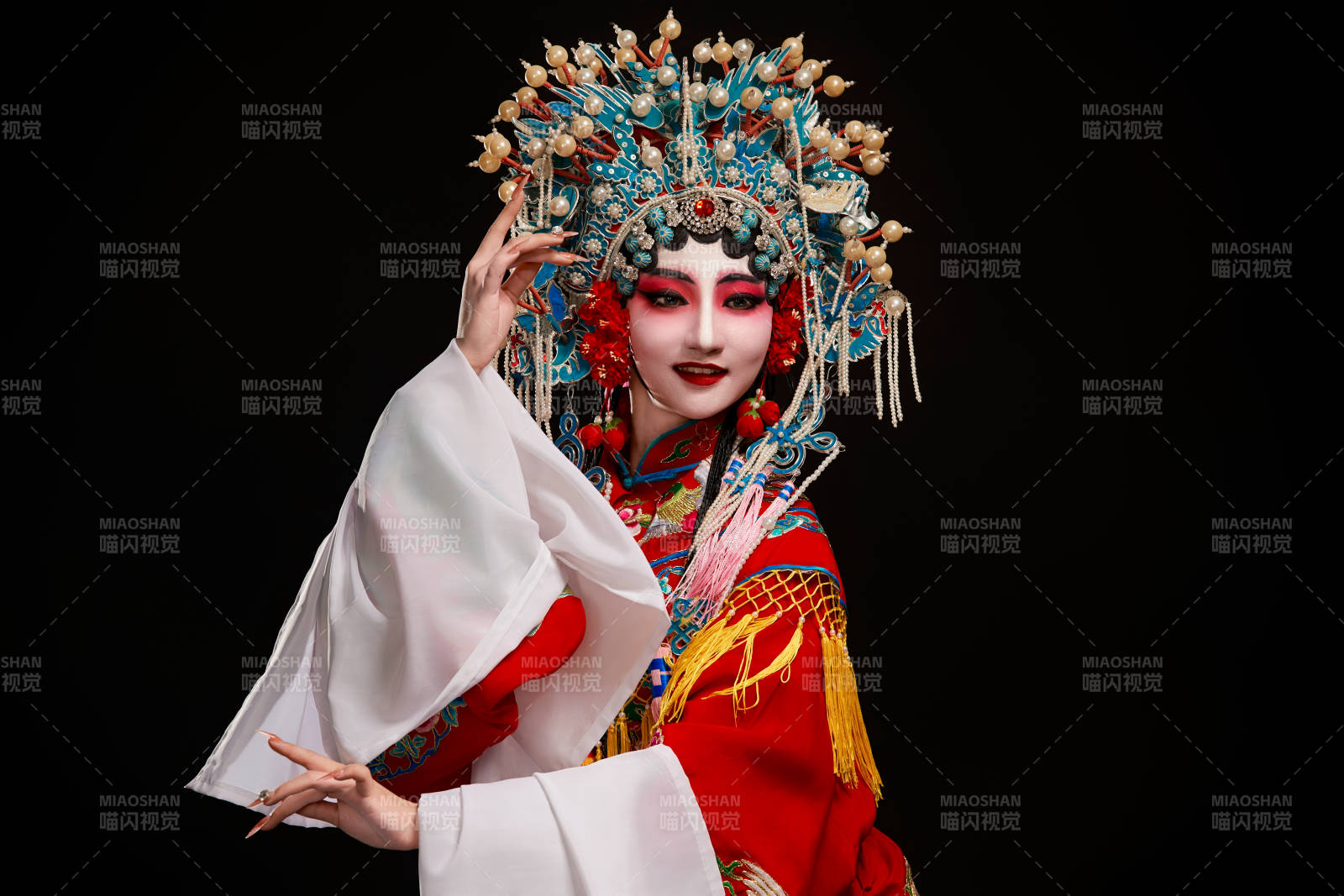 裝扮國粹京劇貴妃醉酒角色形象的中國少女