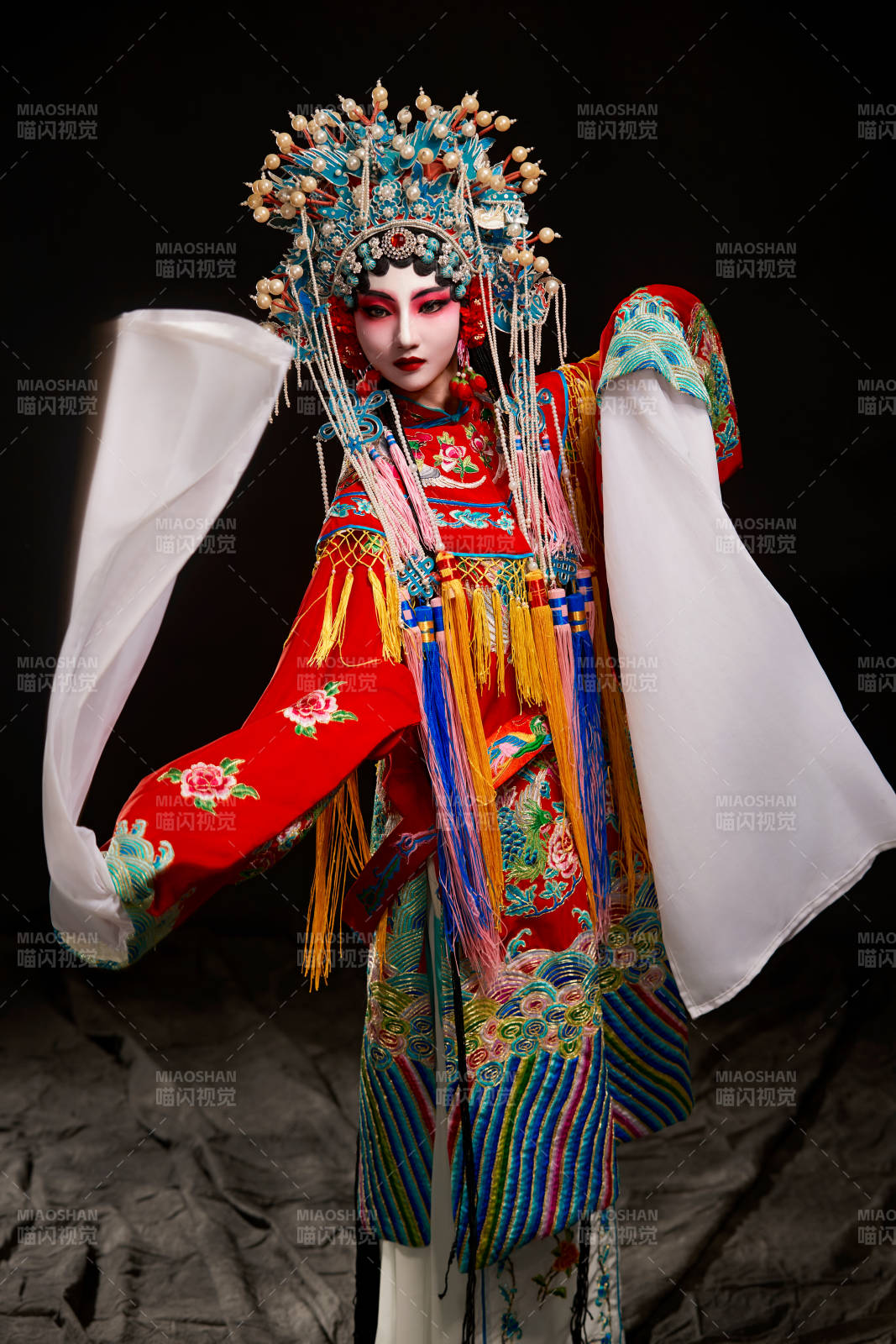 裝扮國粹京劇貴妃醉酒角色形象的中國少女