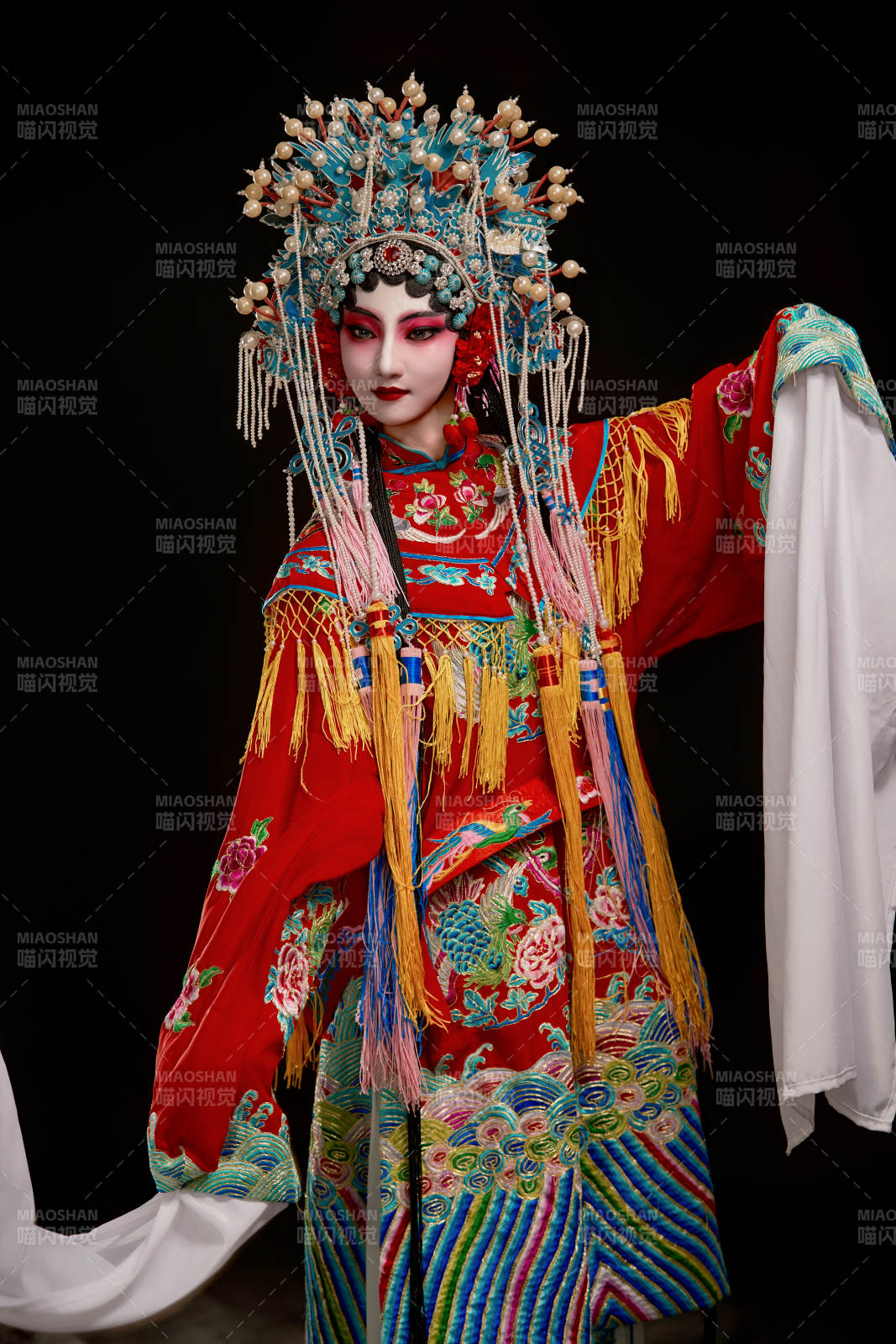 裝扮國粹京劇貴妃醉酒角色形象的中國少女