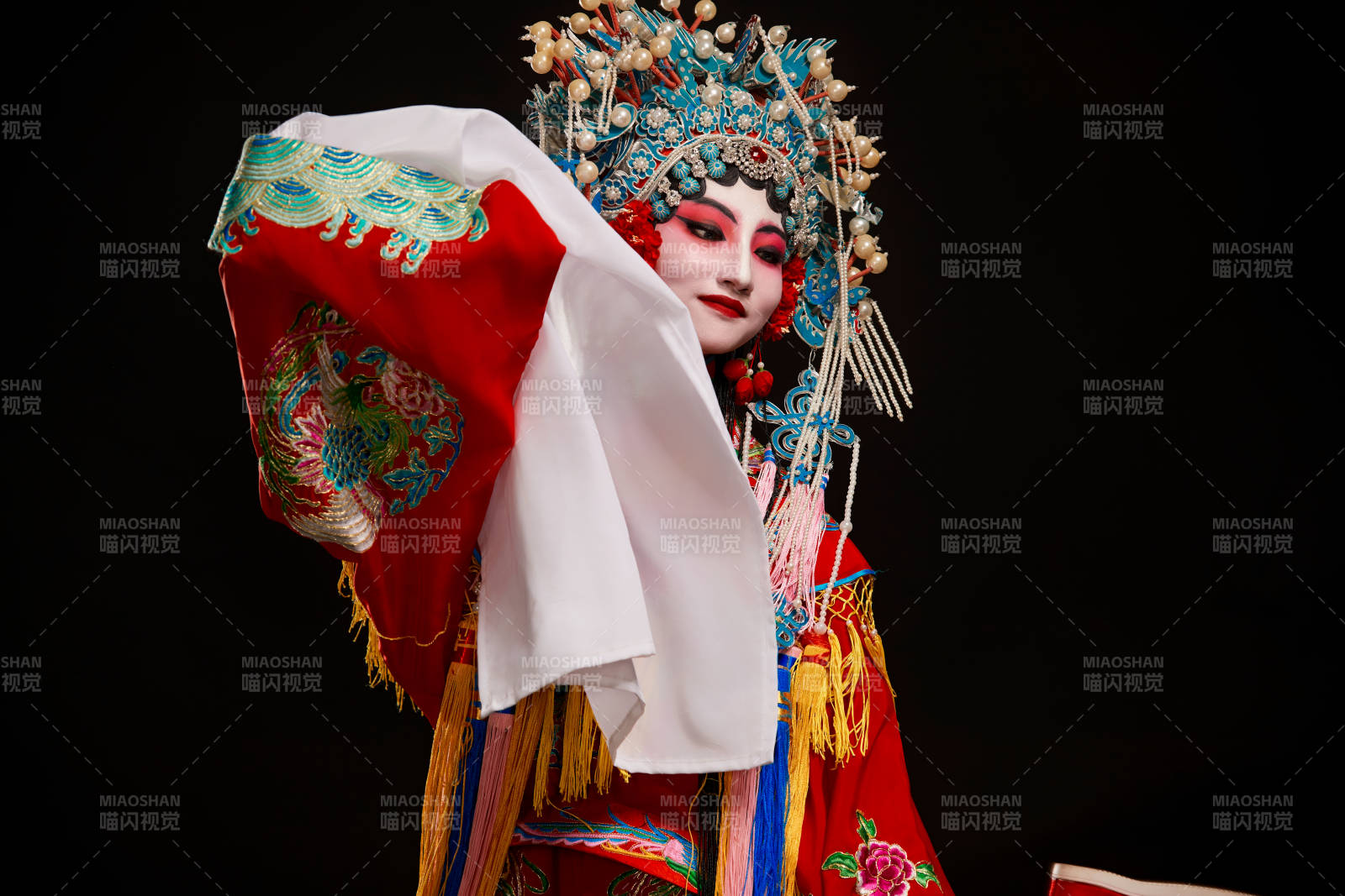 裝扮國粹京劇貴妃醉酒角色形象的中國少女