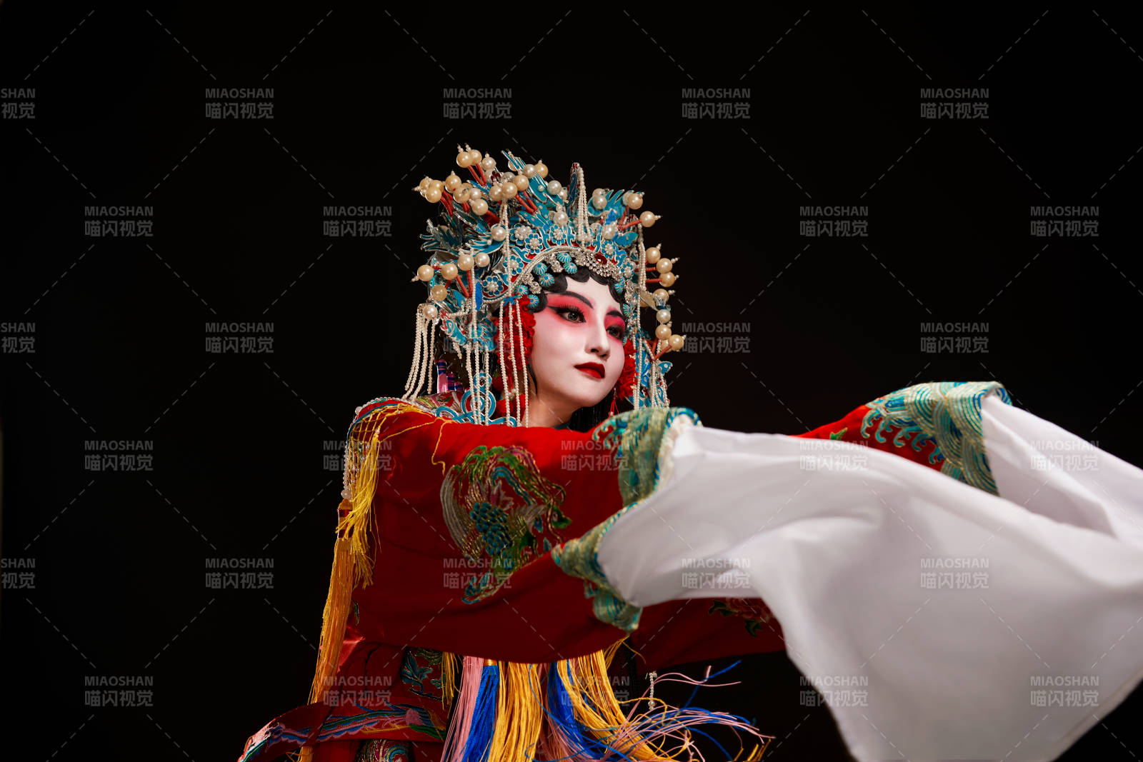 装扮国粹京剧贵妃醉酒角色形象的中国少女