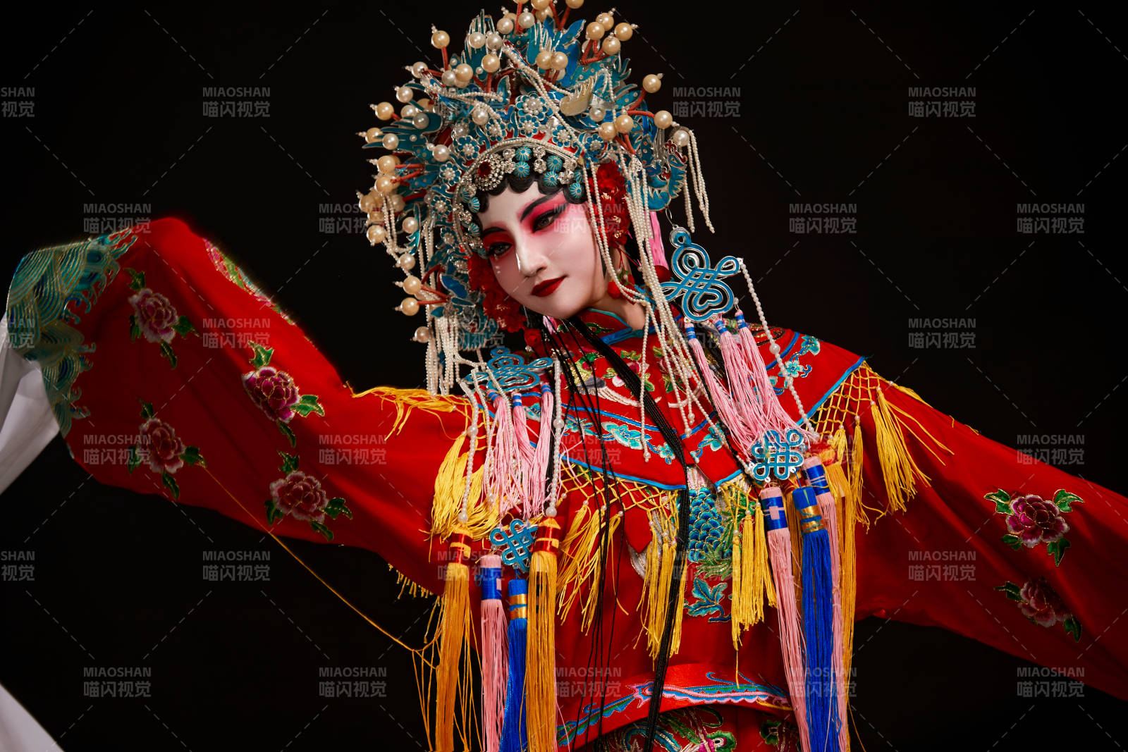 装扮国粹京剧贵妃醉酒角色形象的中国少女