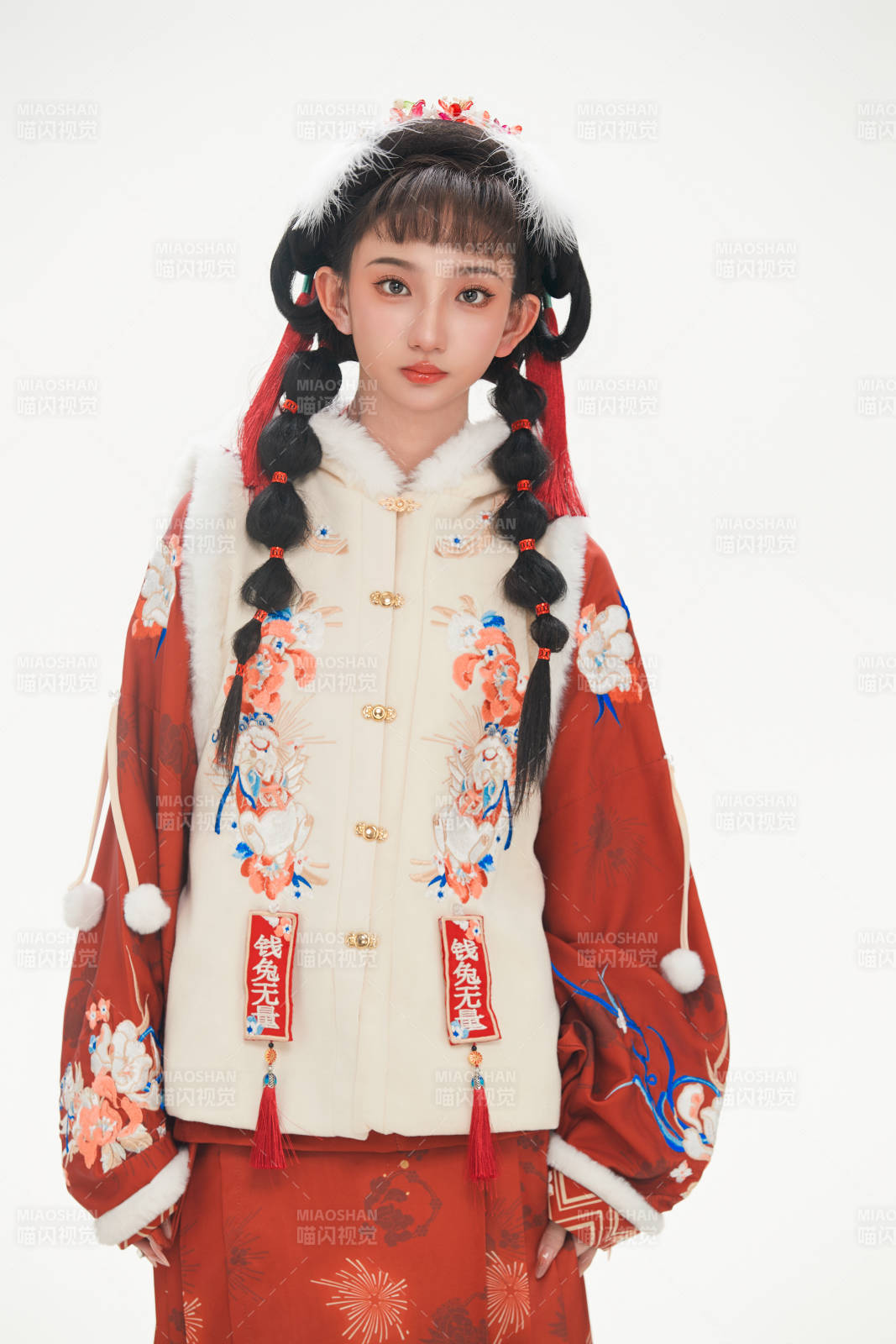 白色背景下身穿喜慶中式漢服的可愛少女