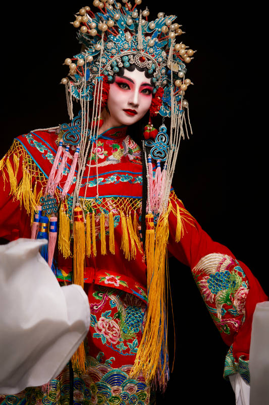 装扮国粹京剧贵妃醉酒角色形象的中国少女