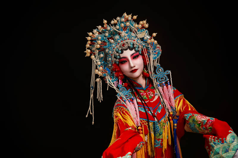 装扮国粹京剧贵妃醉酒角色形象的中国少女