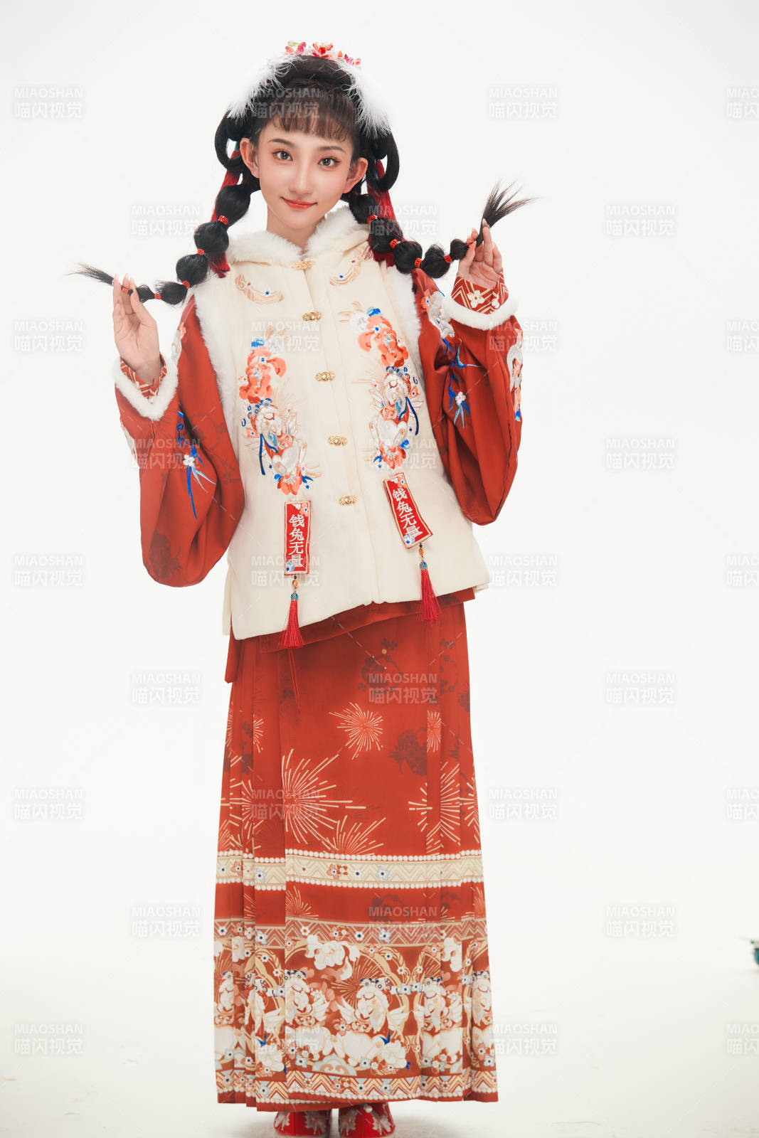 白色背景下身穿喜慶中式漢服的可愛少女