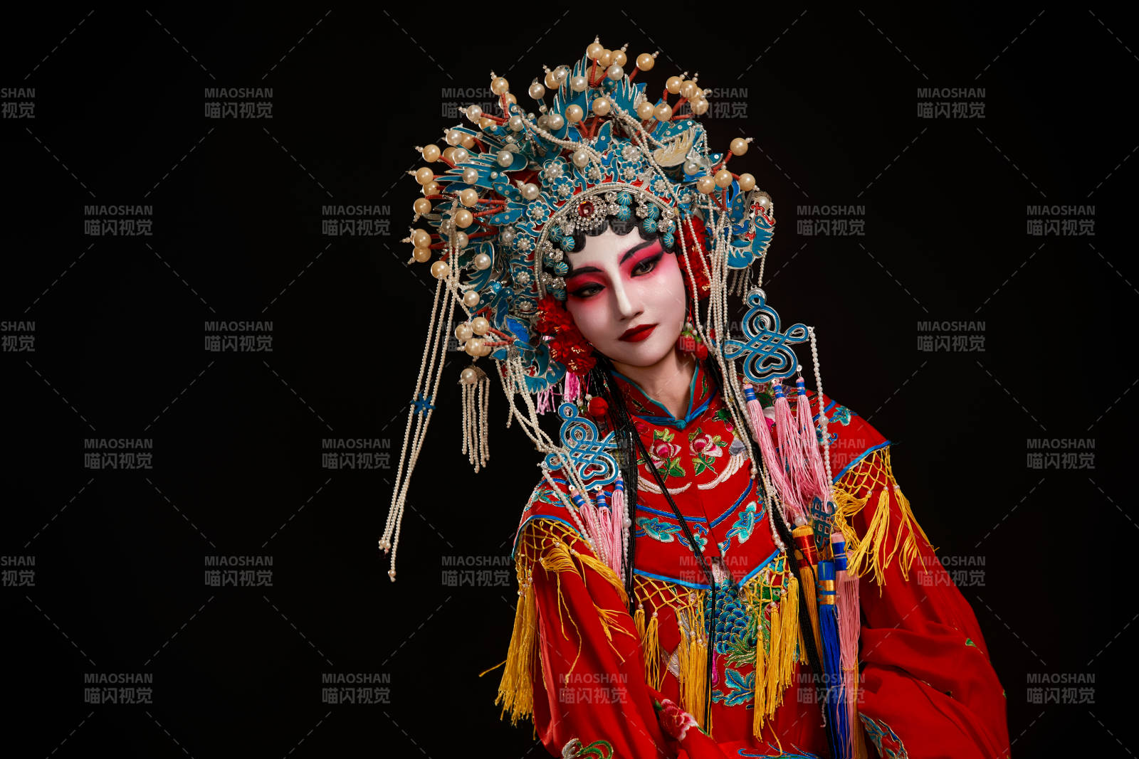 裝扮國粹京劇貴妃醉酒角色形象的中國少女