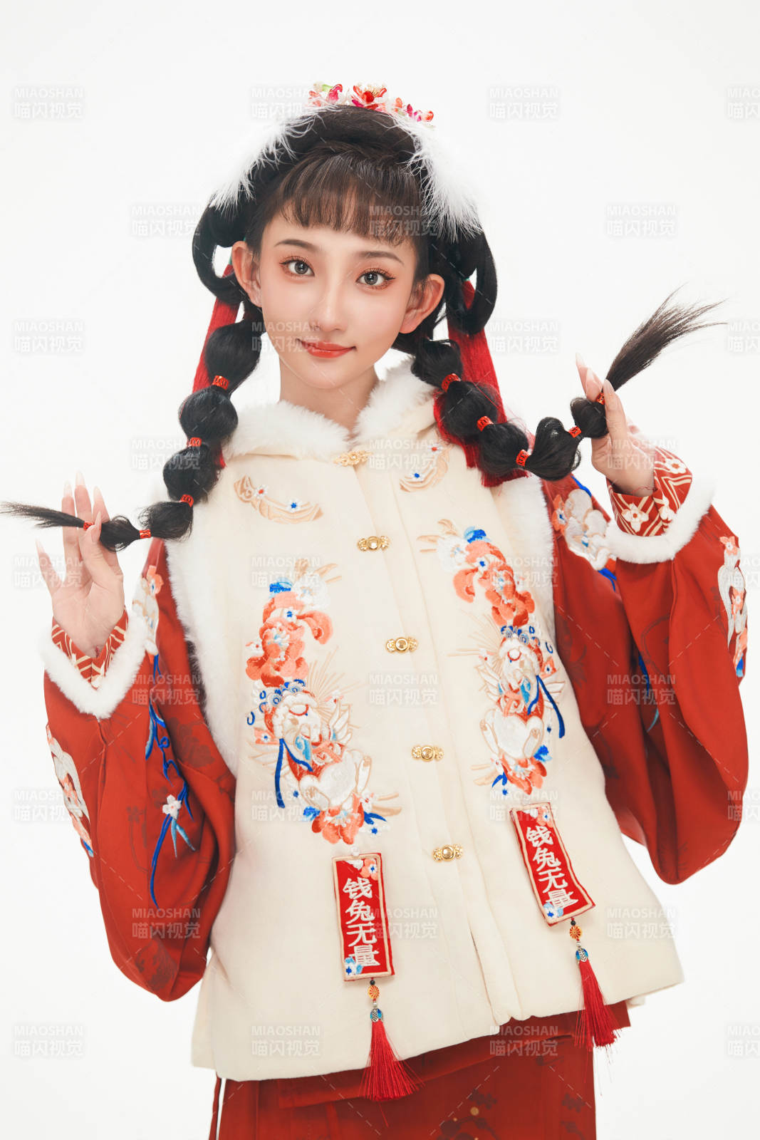 白色背景下身穿喜慶中式漢服的可愛少女