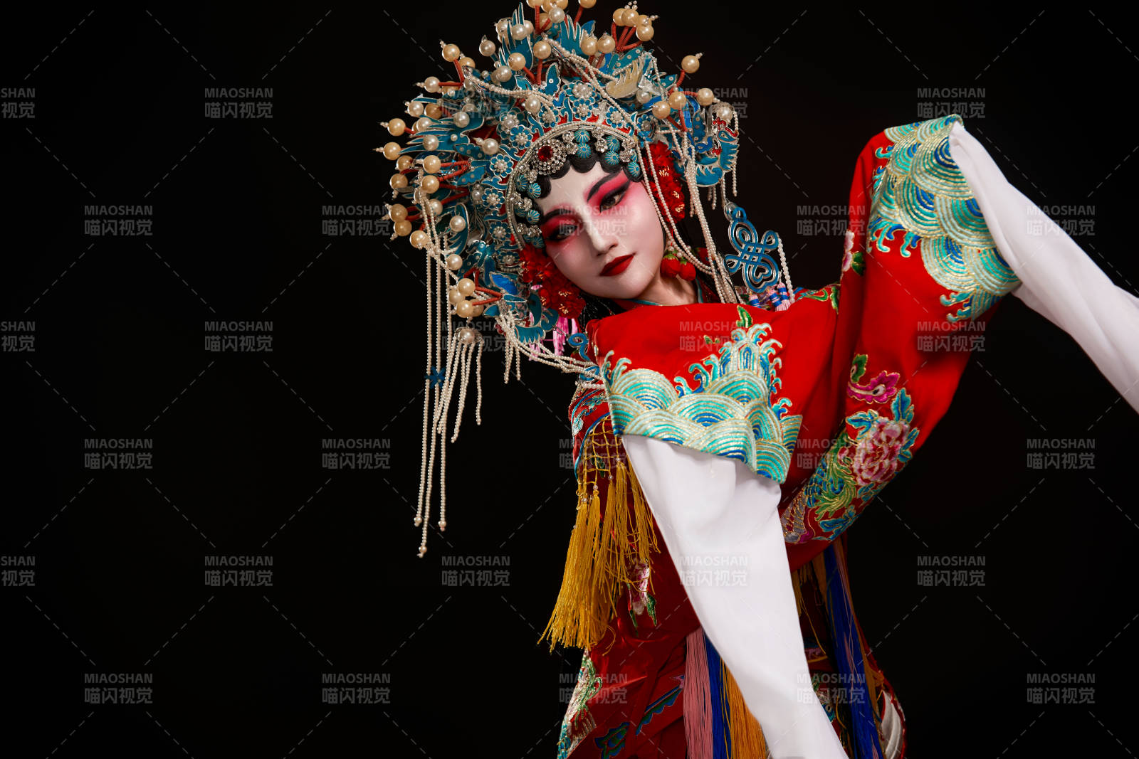 裝扮國粹京劇貴妃醉酒角色形象的中國少女