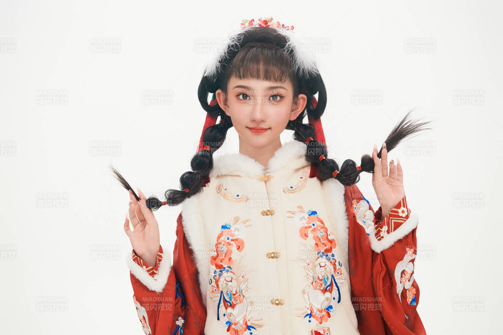 白色背景下身穿喜庆中式汉服的可爱少女