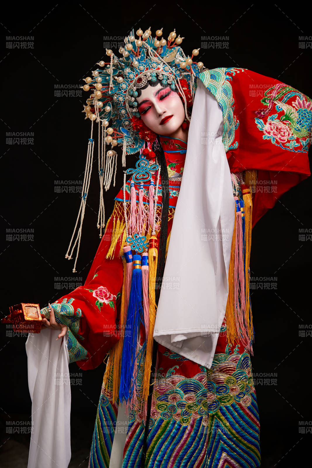 裝扮國(guó)粹京劇貴妃醉酒角色形象的中國(guó)少女