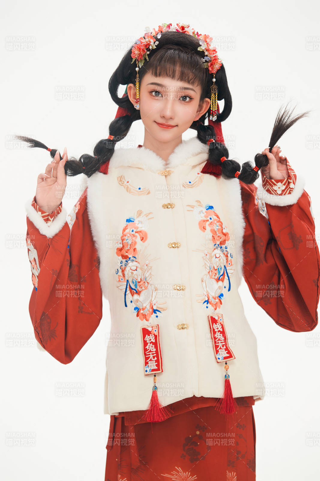 白色背景下身穿喜慶中式漢服的可愛少女