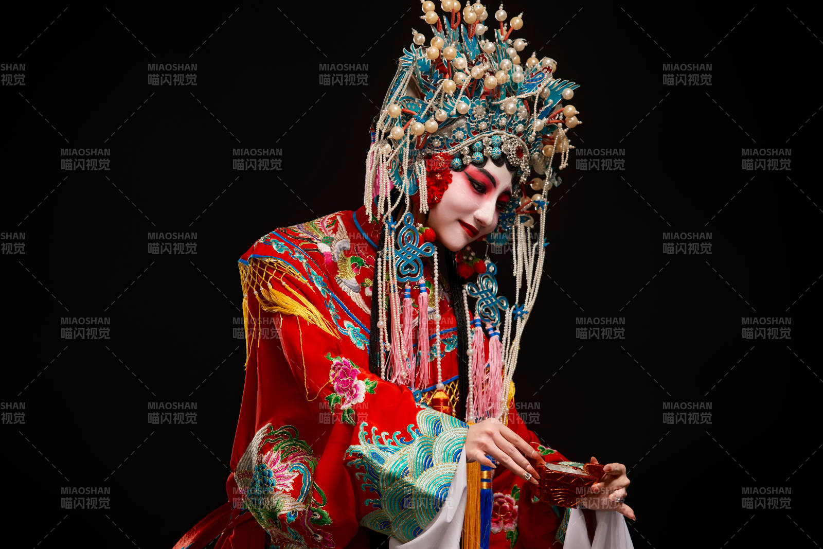 裝扮國粹京劇貴妃醉酒角色形象的中國少女