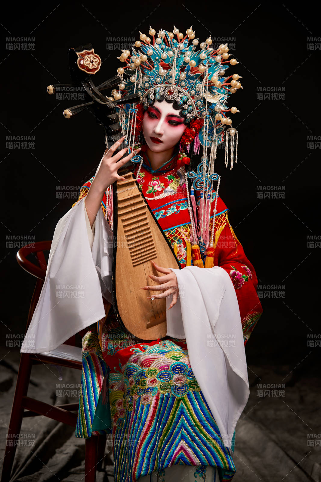 装扮国粹京剧贵妃醉酒角色形象的中国少女