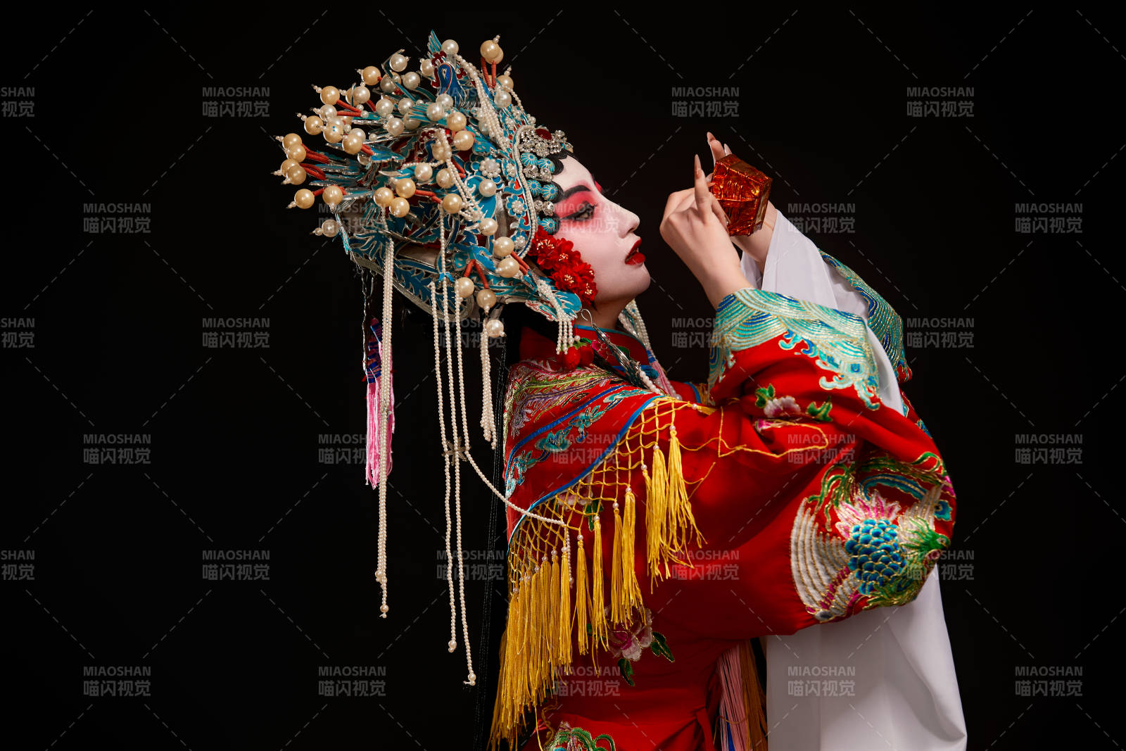 裝扮國粹京劇貴妃醉酒角色形象的中國少女