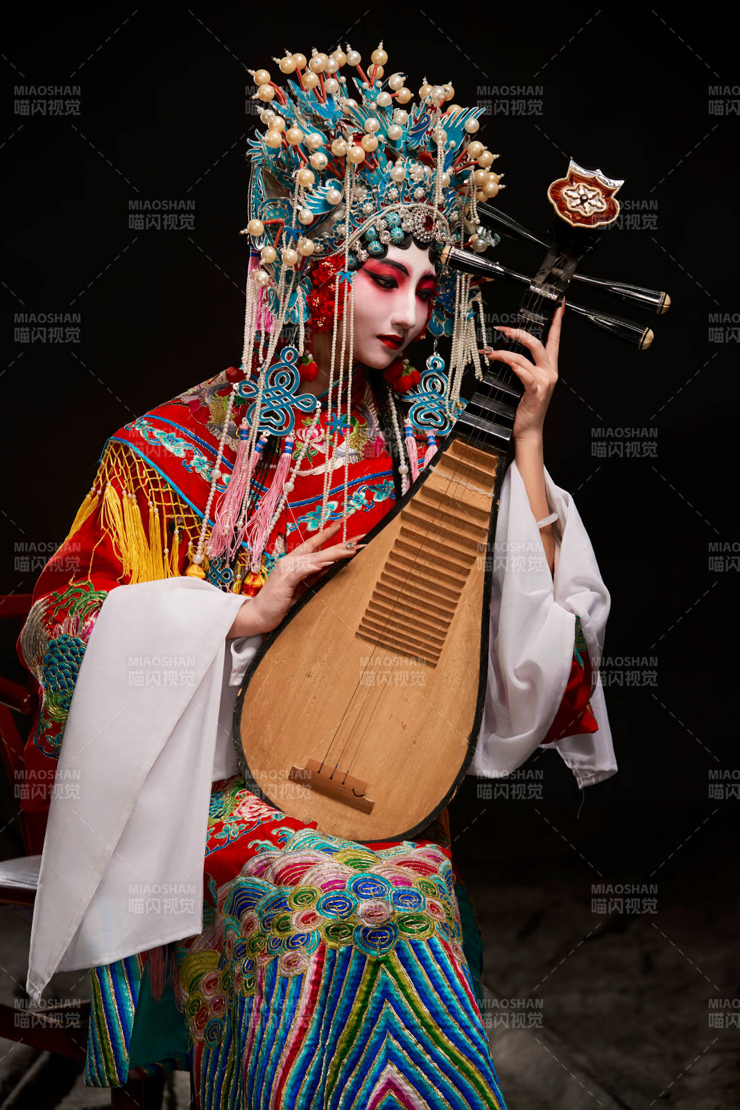 裝扮國粹京劇貴妃醉酒角色形象的中國少女