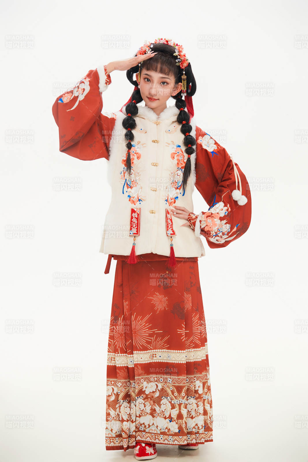 白色背景下身穿喜慶中式漢服的可愛少女