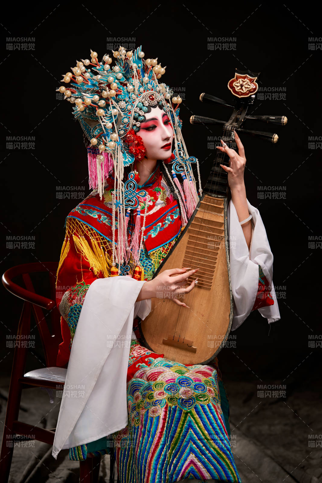 裝扮國粹京劇貴妃醉酒角色形象的中國少女