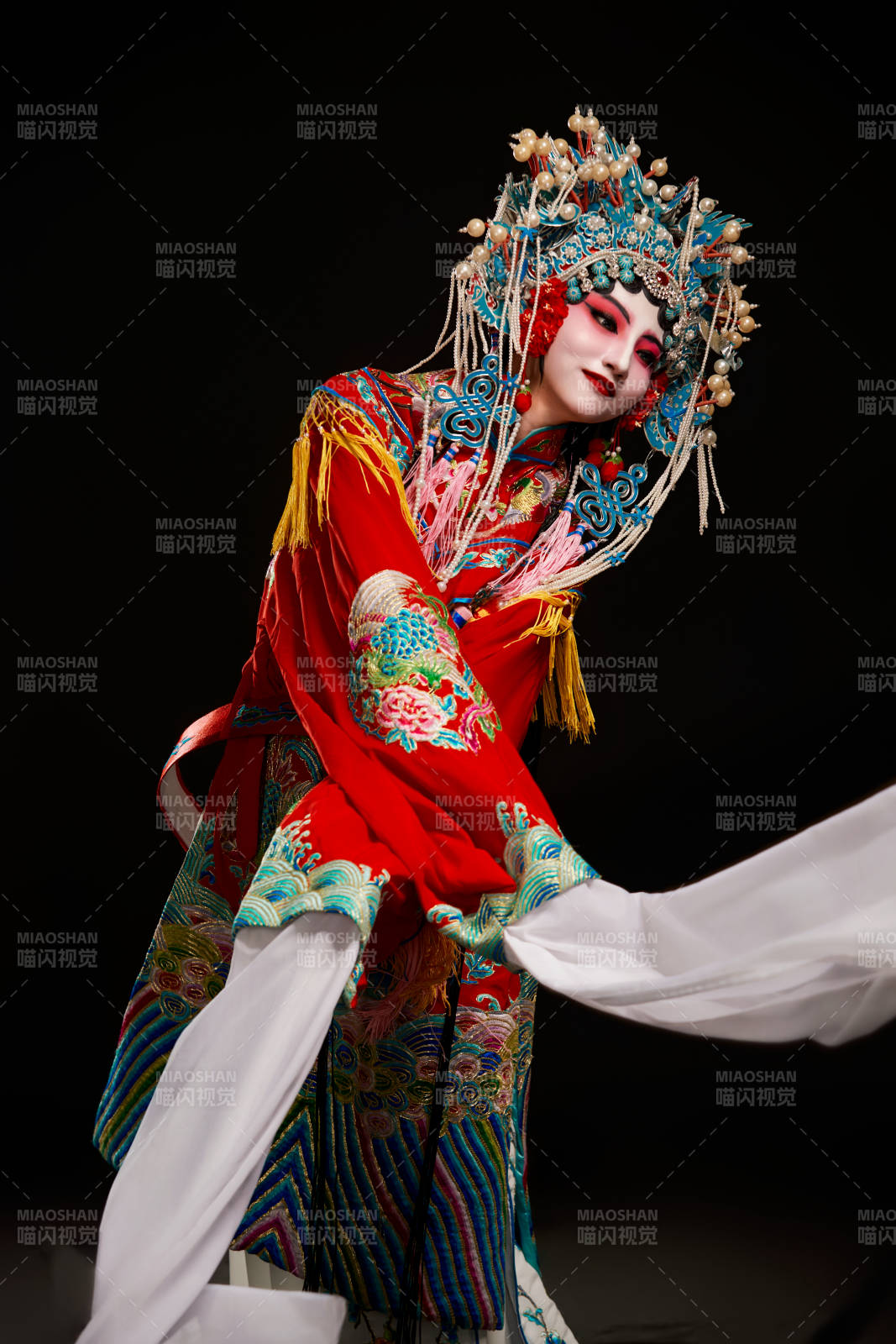 裝扮國(guó)粹京劇貴妃醉酒角色形象的中國(guó)少女