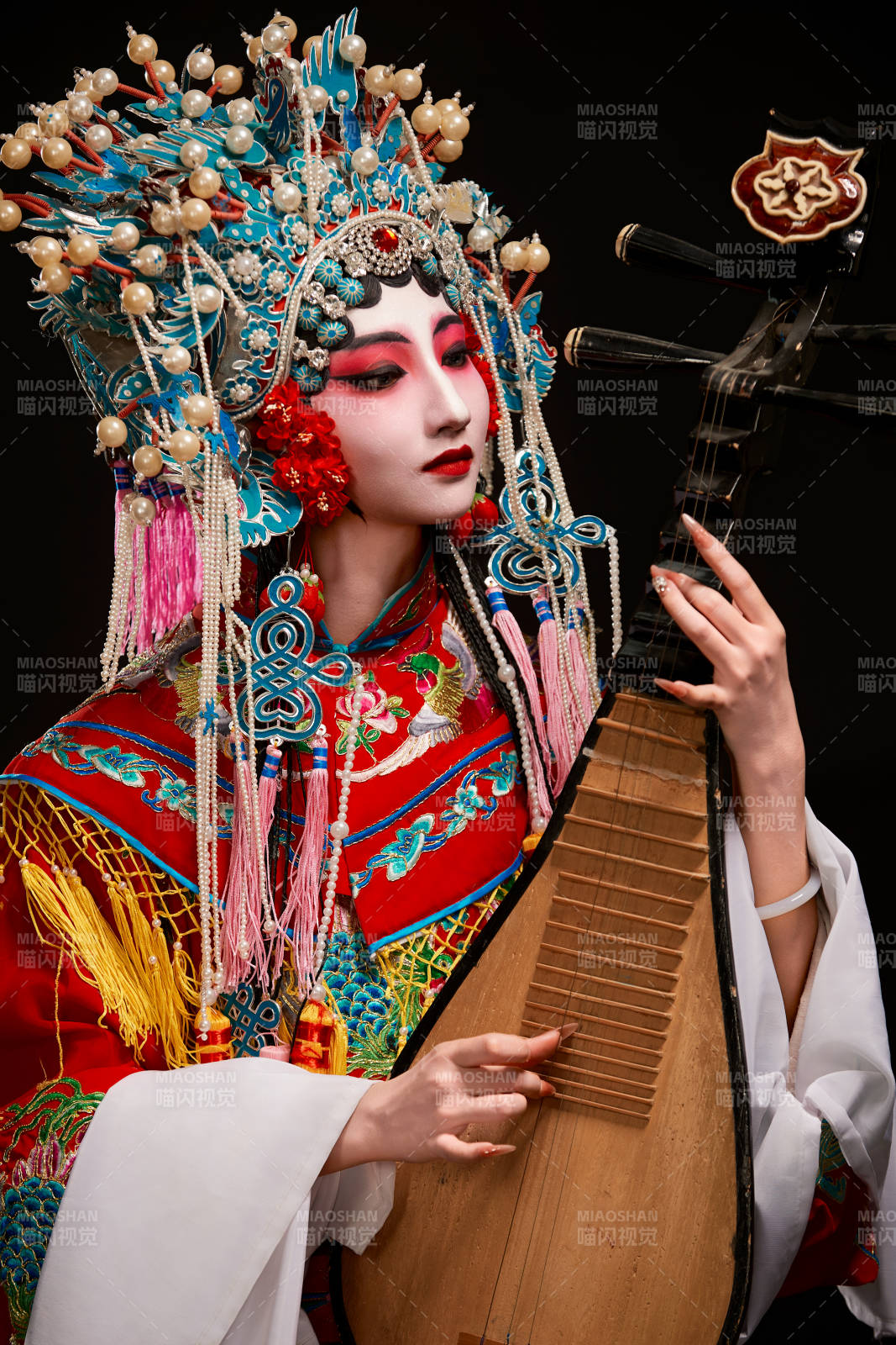 裝扮國粹京劇貴妃醉酒角色形象的中國少女