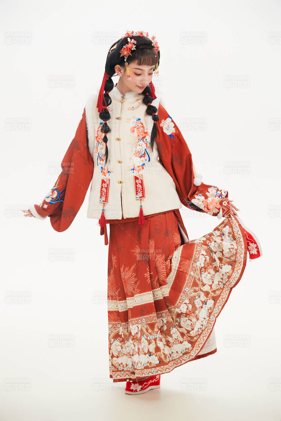 白色背景下身穿喜慶中式漢服的可愛少女