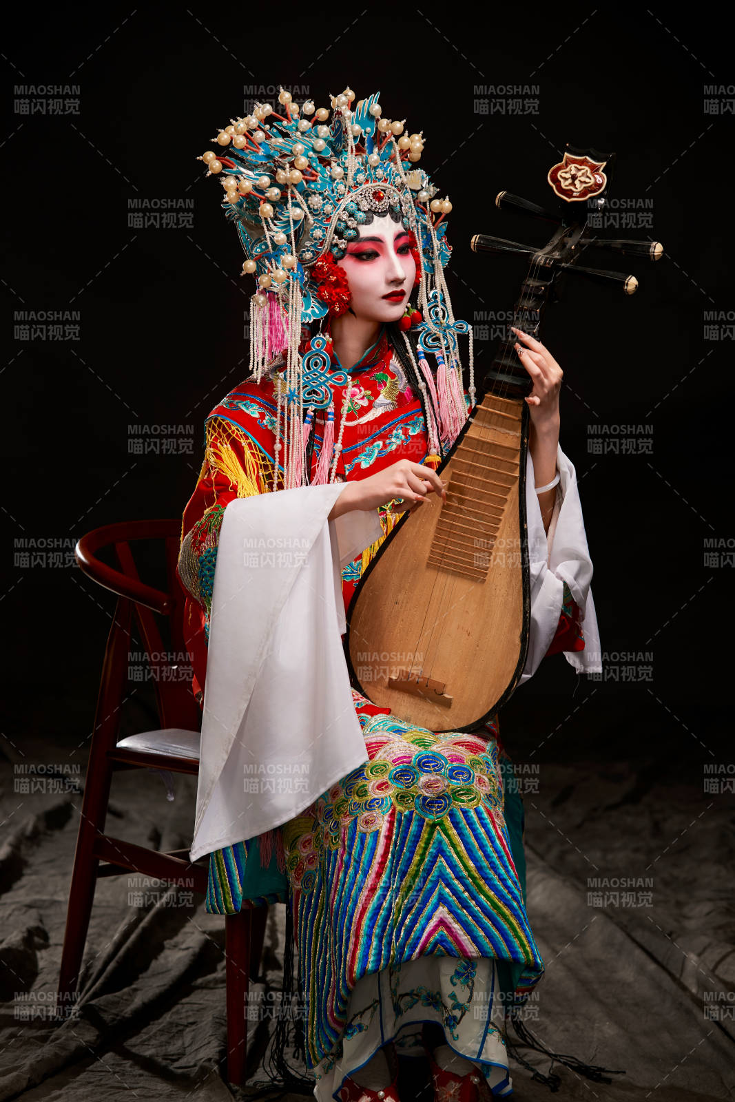 裝扮國粹京劇貴妃醉酒角色形象的中國少女