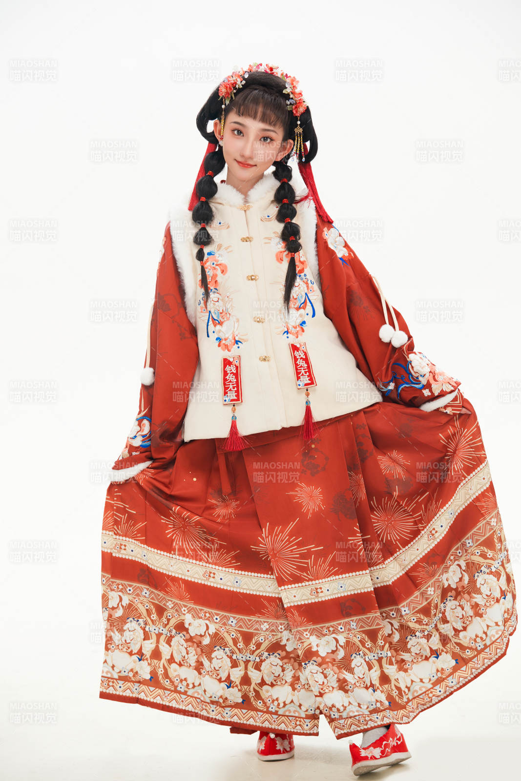 白色背景下身穿喜慶中式漢服的可愛(ài)少女