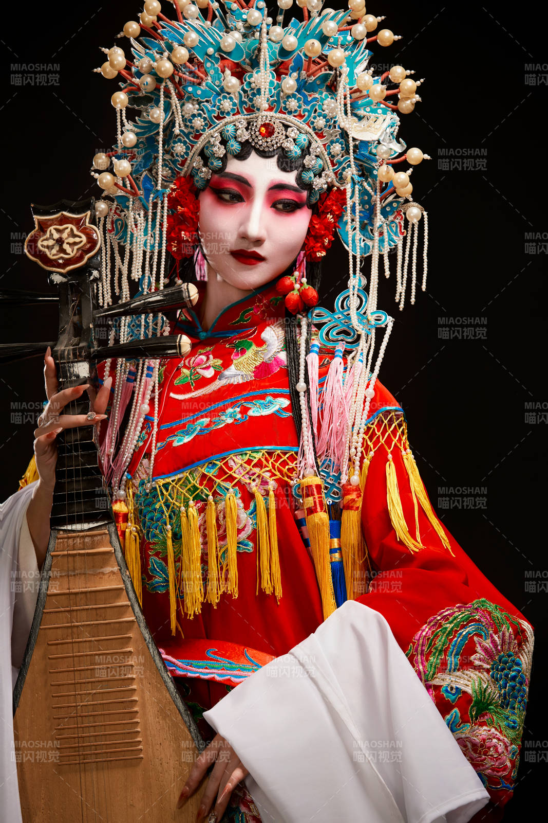 裝扮國粹京劇貴妃醉酒角色形象的中國少女