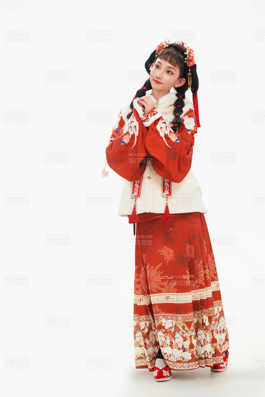 白色背景下身穿喜慶中式漢服的可愛少女