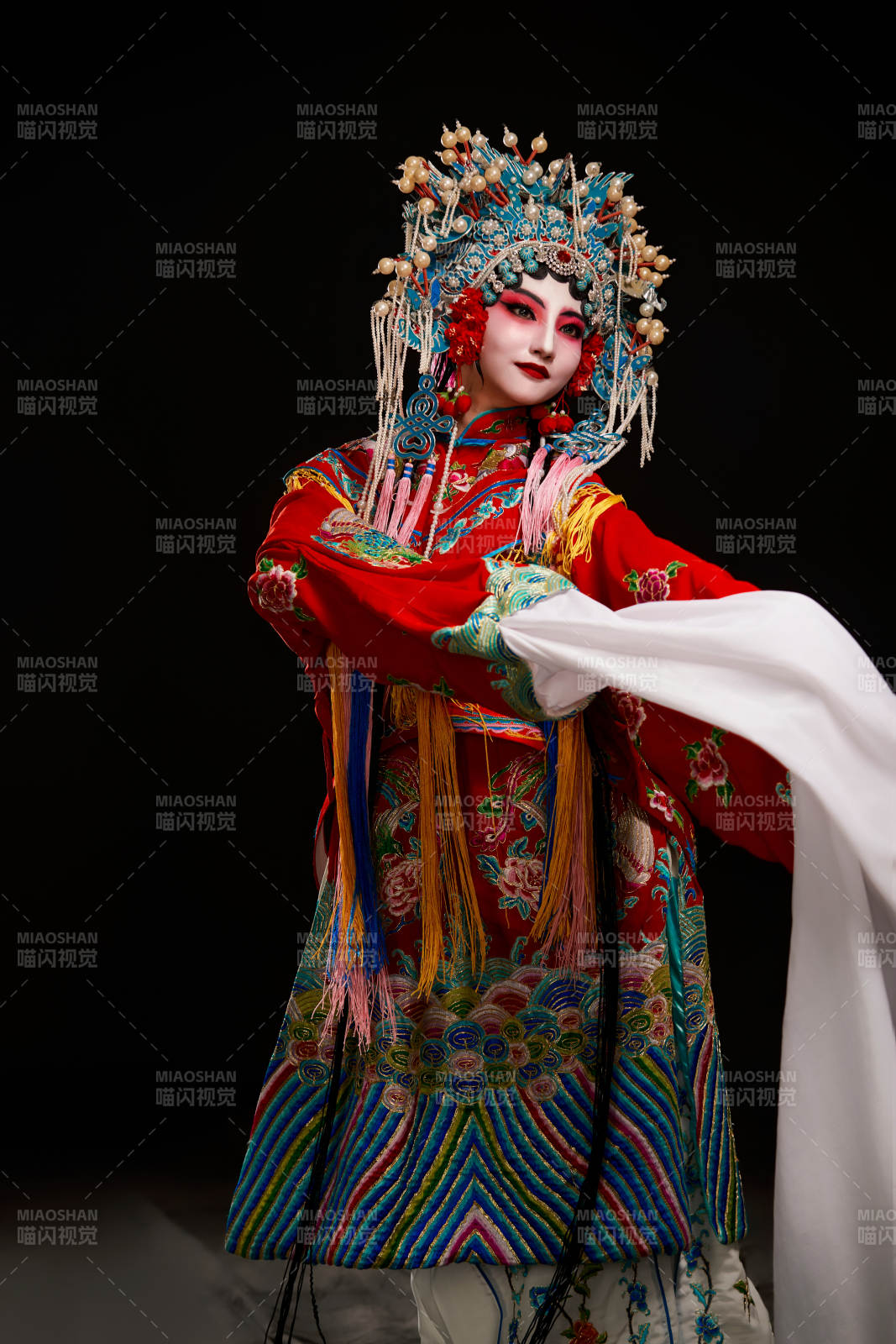 裝扮國粹京劇貴妃醉酒角色形象的中國少女