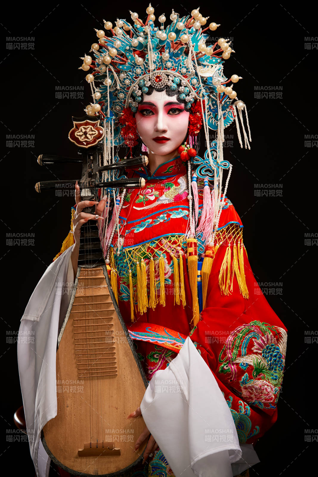 裝扮國(guó)粹京劇貴妃醉酒角色形象的中國(guó)少女