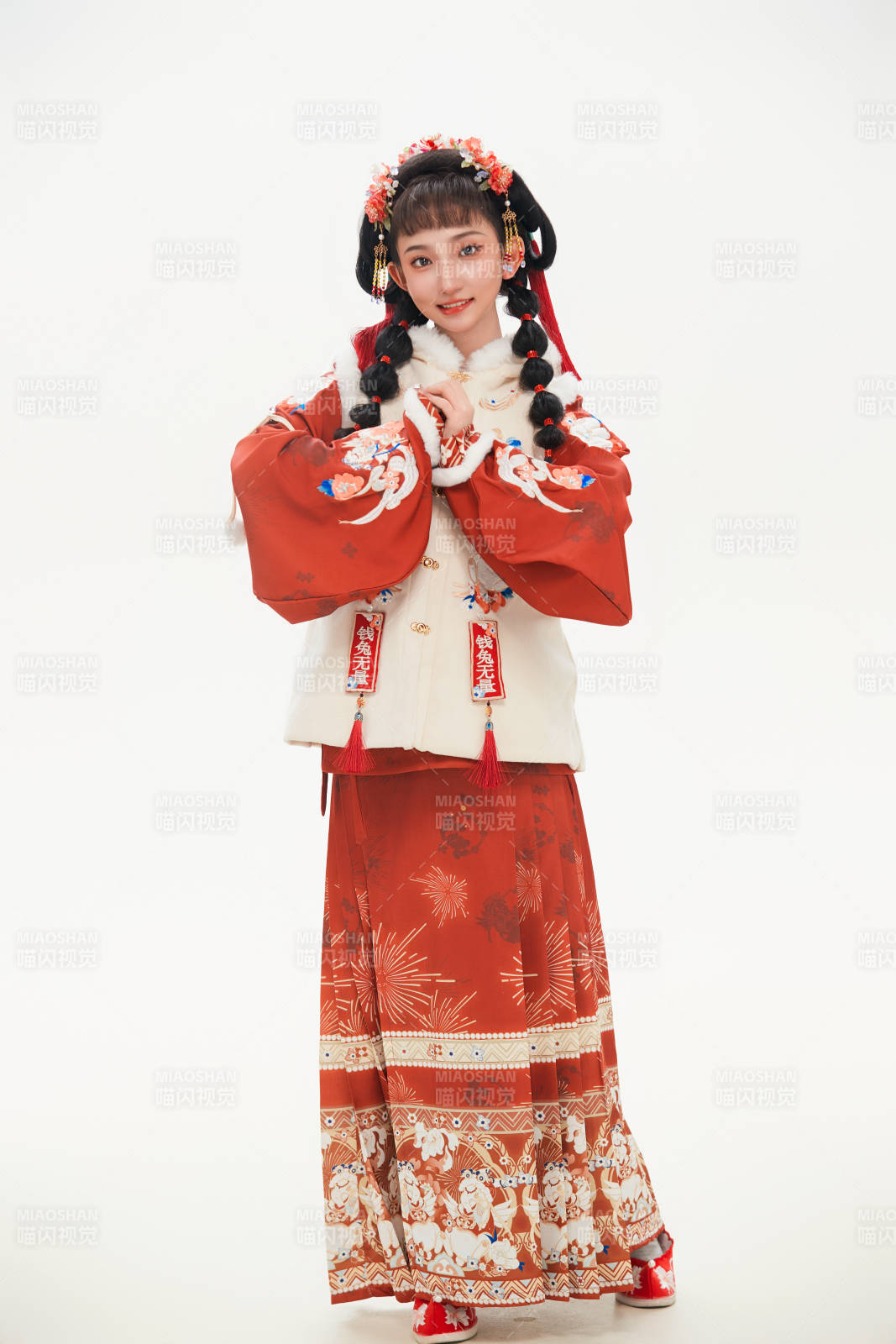 白色背景下身穿喜慶中式漢服的可愛少女