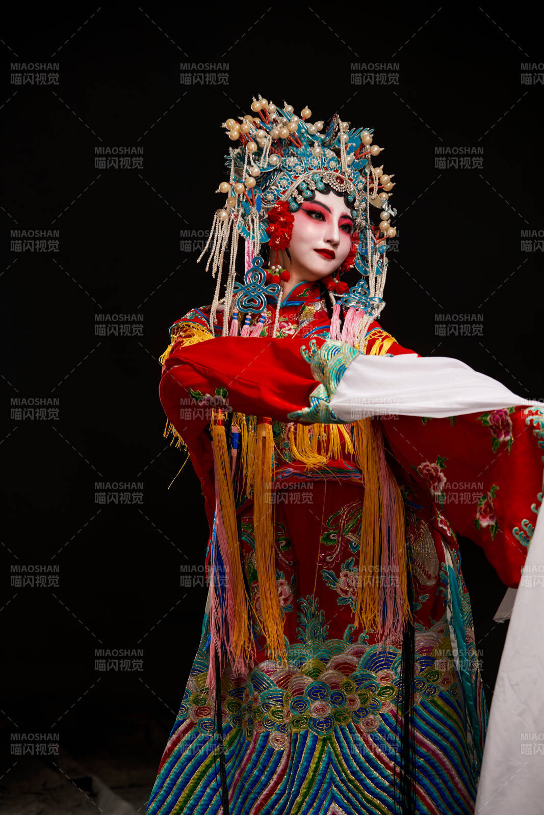 裝扮國粹京劇貴妃醉酒角色形象的中國少女