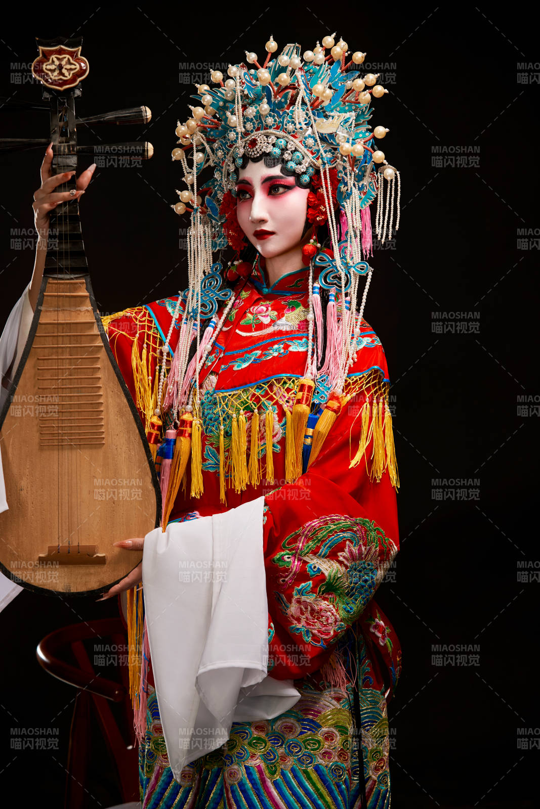 裝扮國(guó)粹京劇貴妃醉酒角色形象的中國(guó)少女