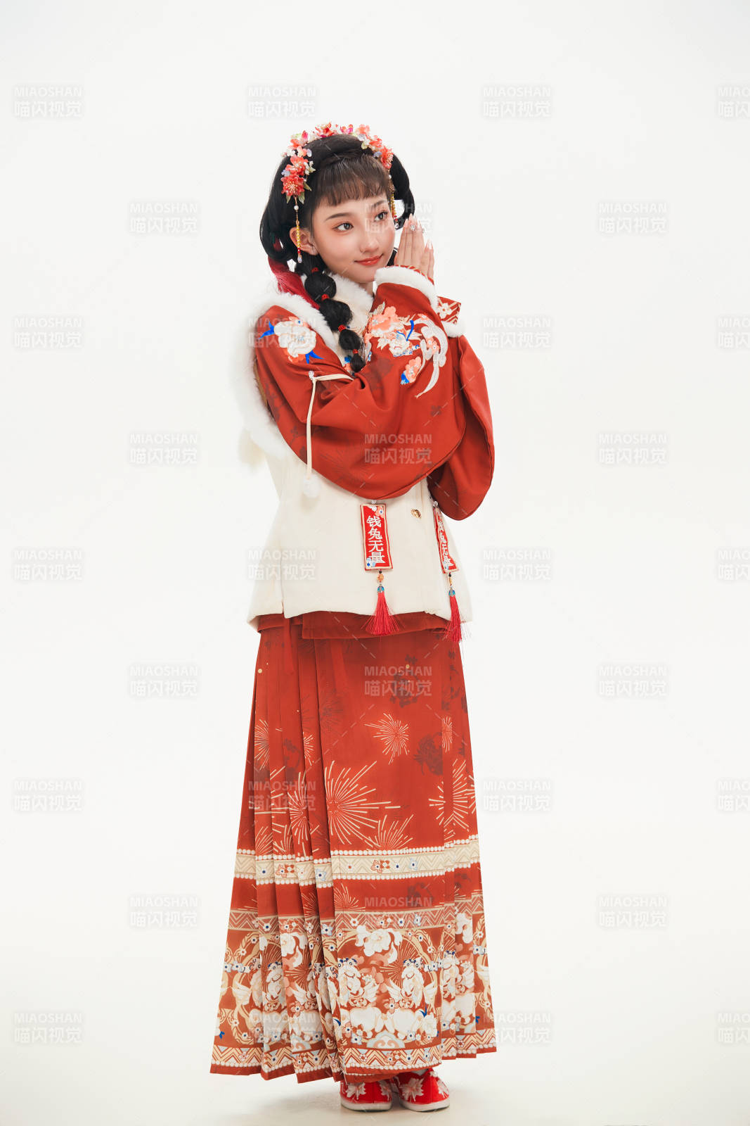白色背景下身穿喜慶中式漢服的可愛少女