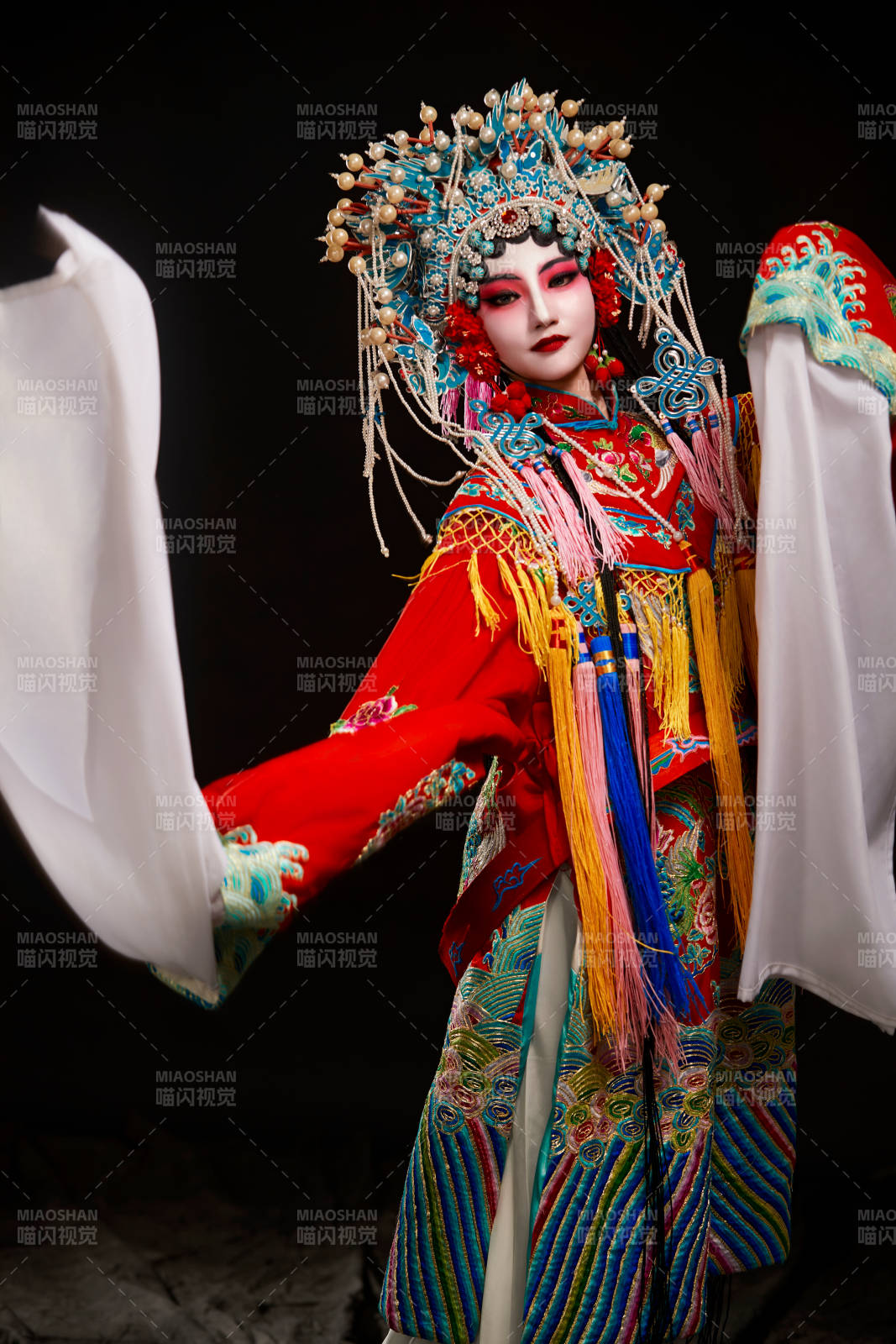 裝扮國粹京劇貴妃醉酒角色形象的中國少女