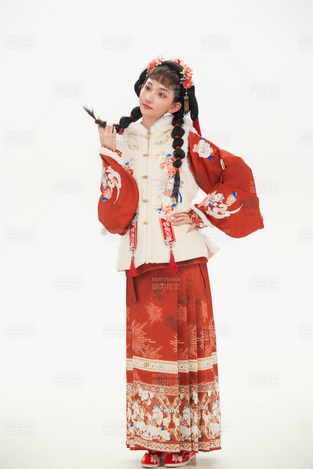 白色背景下身穿喜慶中式漢服的可愛少女