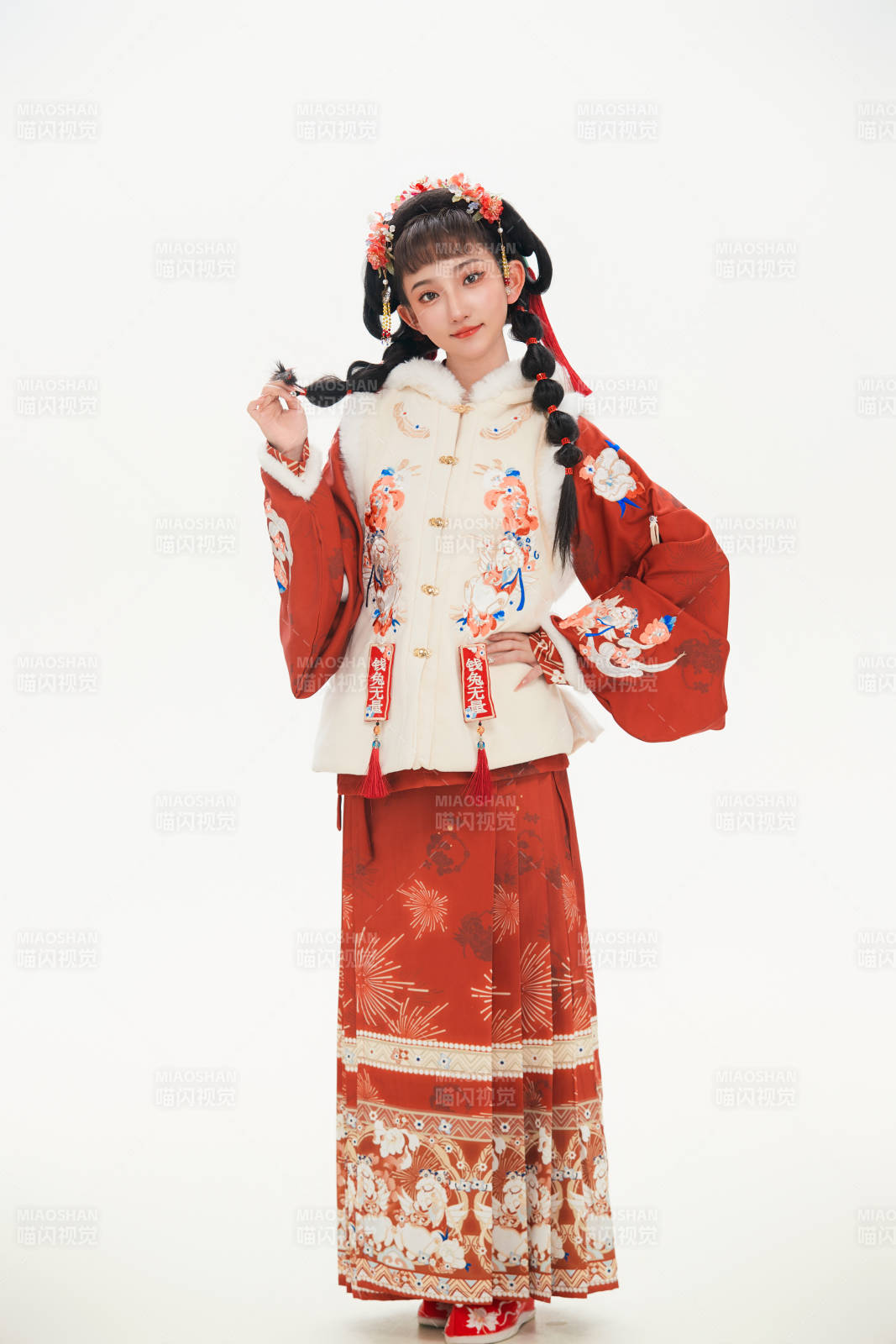 白色背景下身穿喜庆中式汉服的可爱少女图片