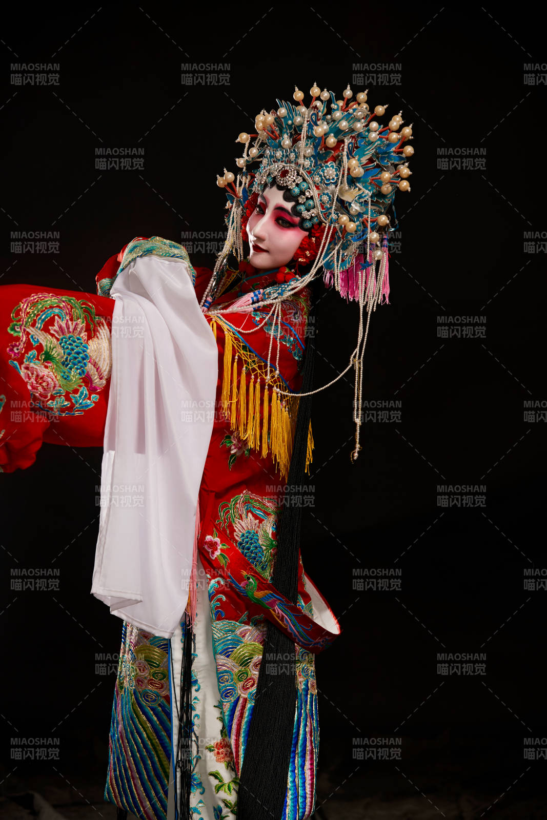 装扮国粹京剧贵妃醉酒角色形象的中国少女