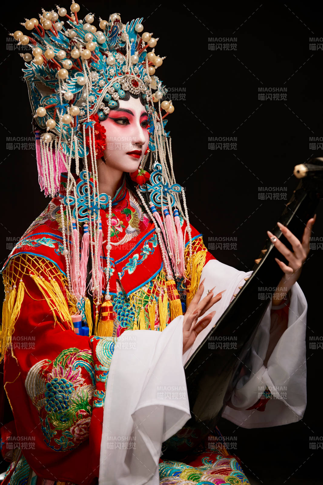 装扮国粹京剧贵妃醉酒角色形象的中国少女