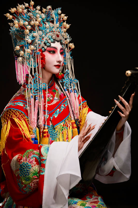 装扮国粹京剧贵妃醉酒角色形象的中国少女