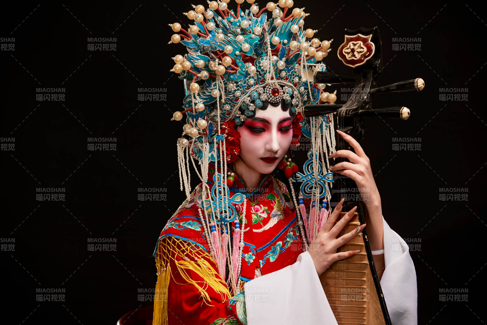 裝扮國(guó)粹京劇貴妃醉酒角色形象的中國(guó)少女