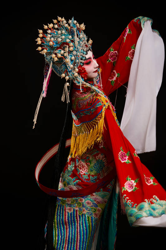 装扮国粹京剧贵妃醉酒角色形象的中国少女