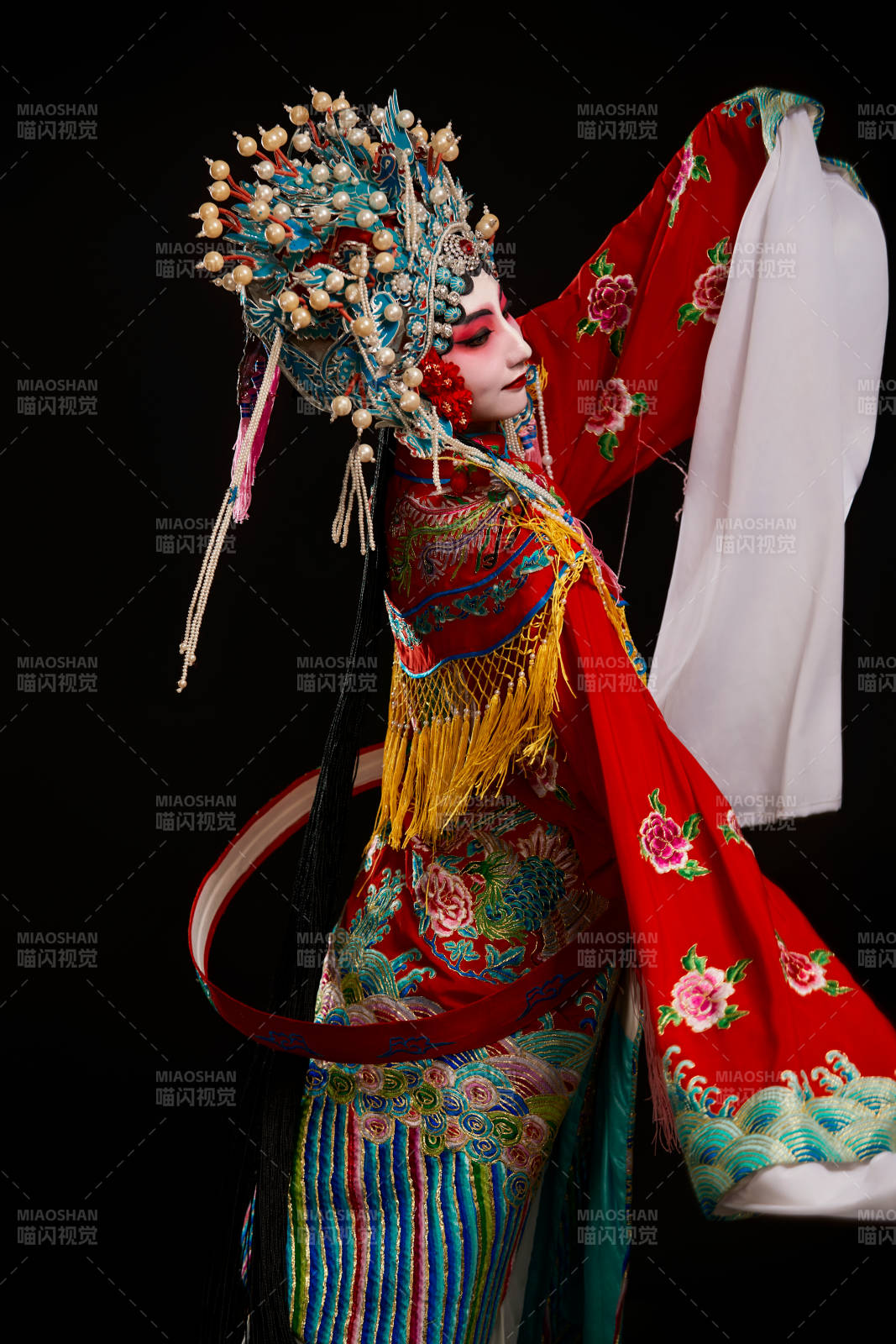 装扮国粹京剧贵妃醉酒角色形象的中国少女