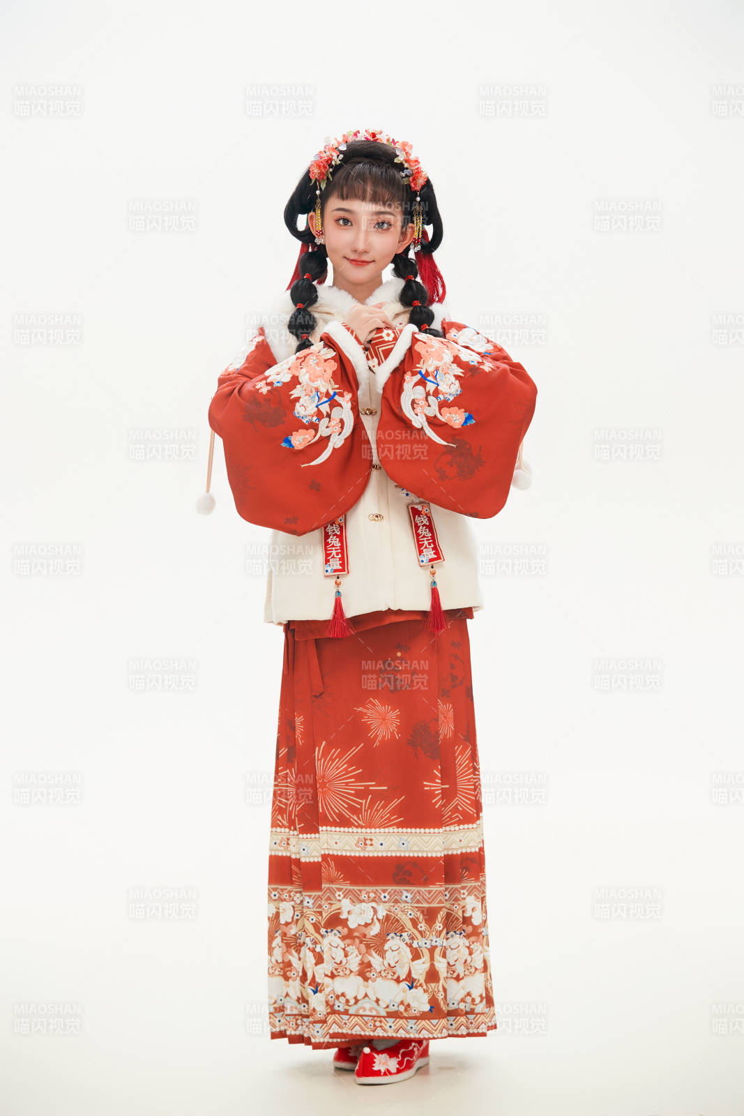白色背景下身穿喜庆中式汉服的可爱少女图片