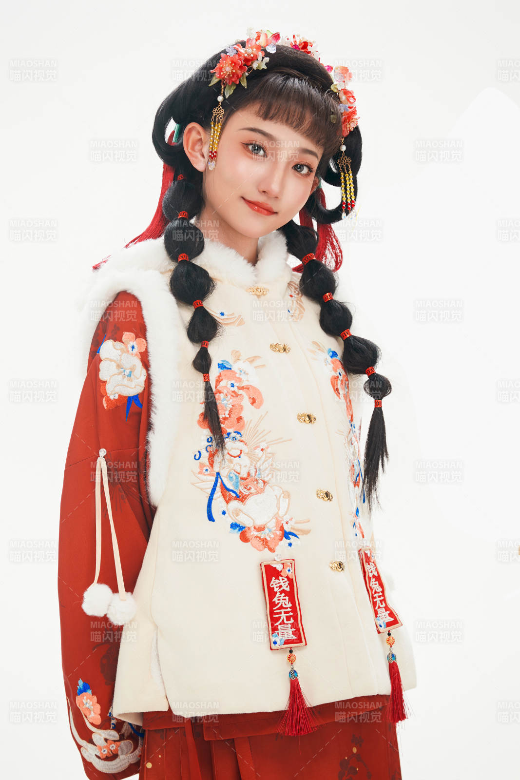 白色背景下身穿喜慶中式漢服的可愛少女