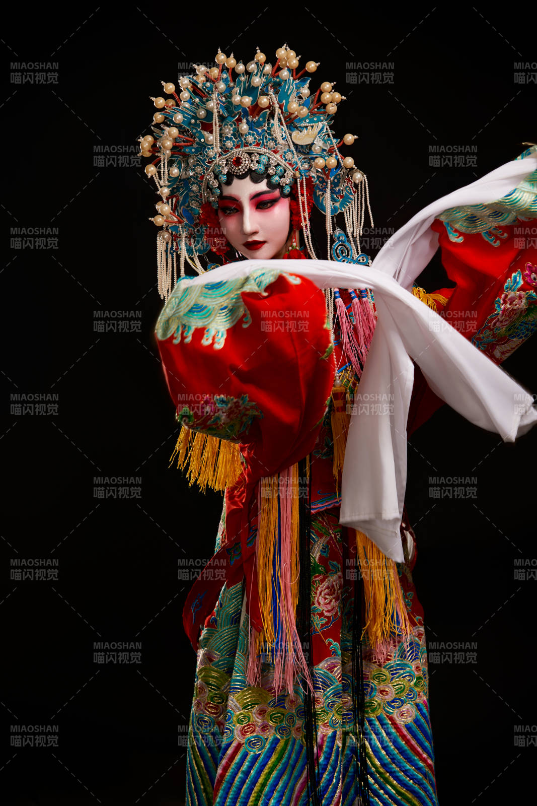 装扮国粹京剧贵妃醉酒角色形象的中国少女图片