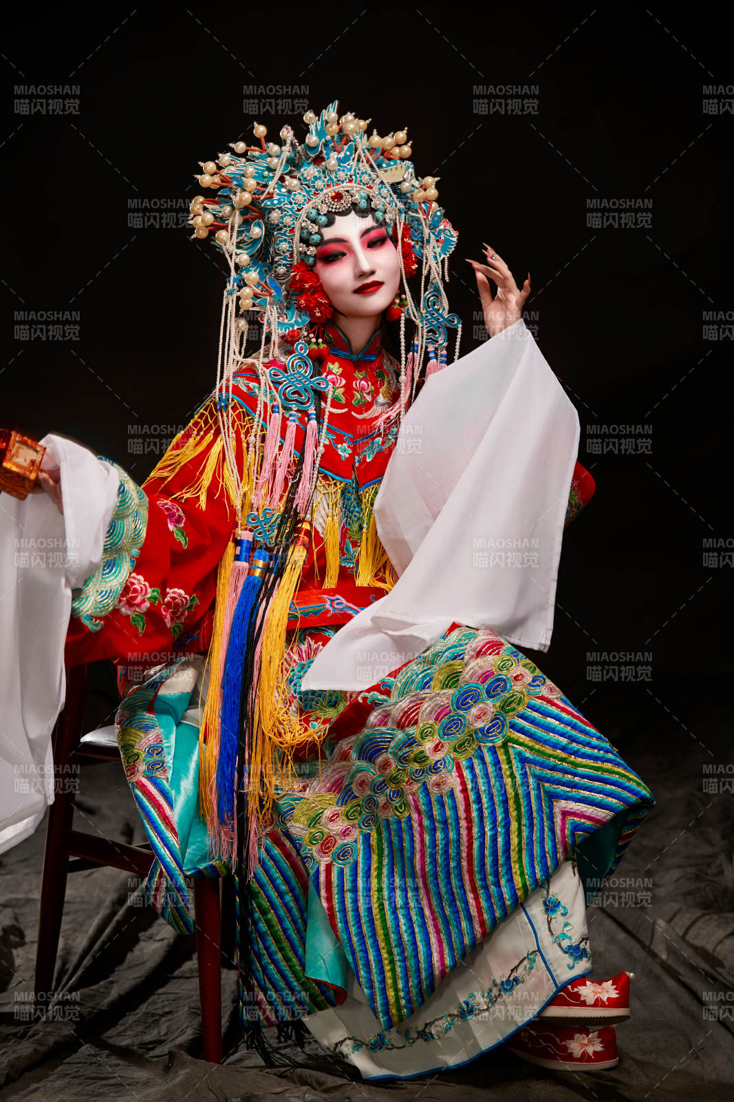 裝扮國粹京劇貴妃醉酒角色形象的中國少女