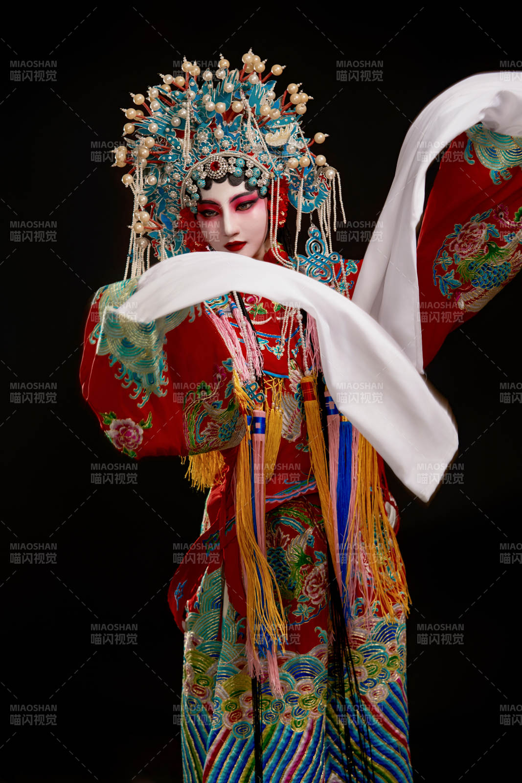 裝扮國粹京劇貴妃醉酒角色形象的中國少女