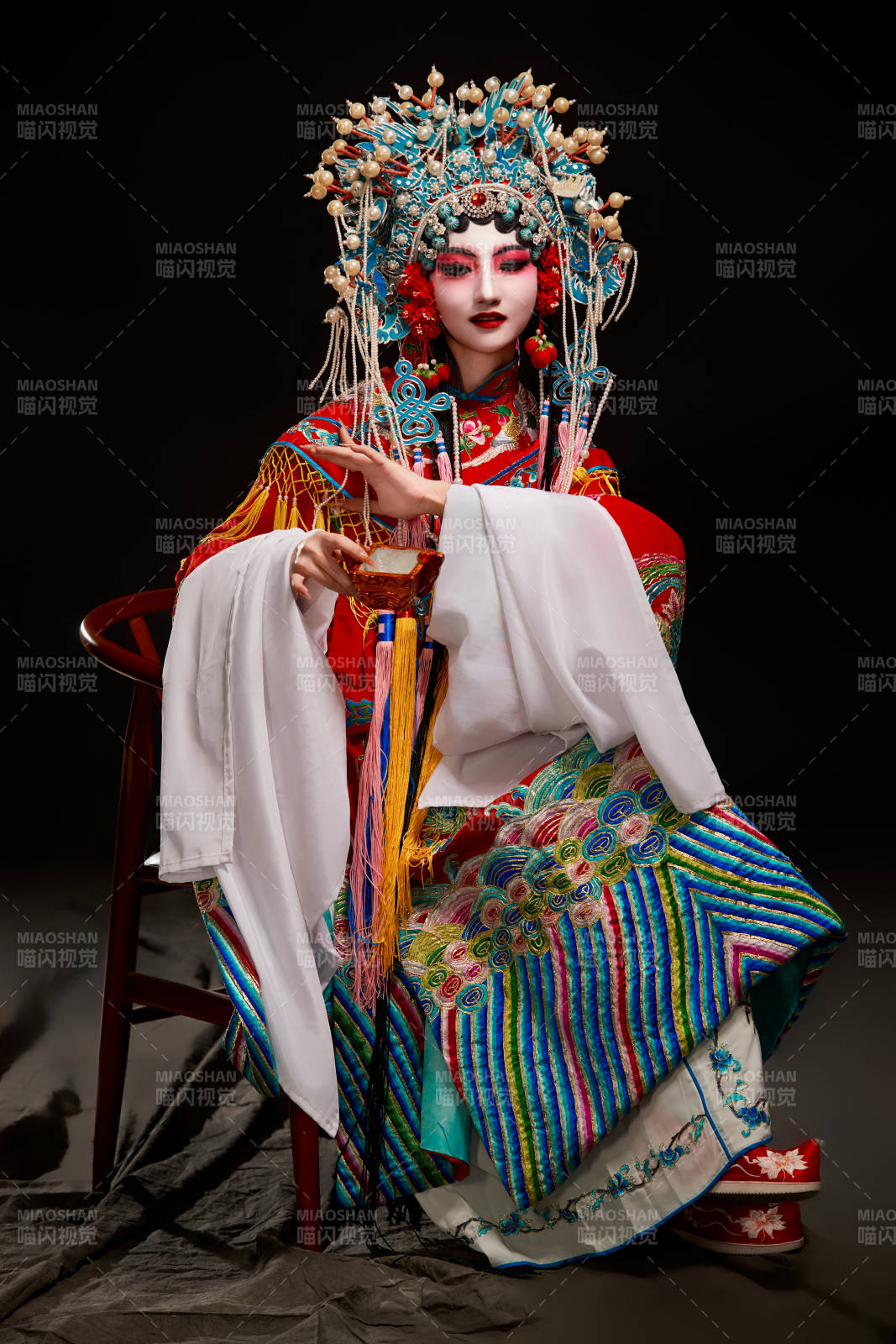 装扮国粹京剧贵妃醉酒角色形象的中国少女